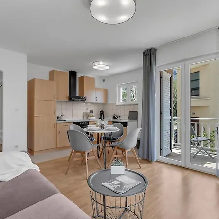 Near The Luxury Matteo Makarska